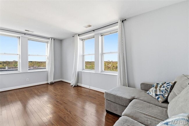 Building Photo - Partially Furnished West End Condo for Rent!