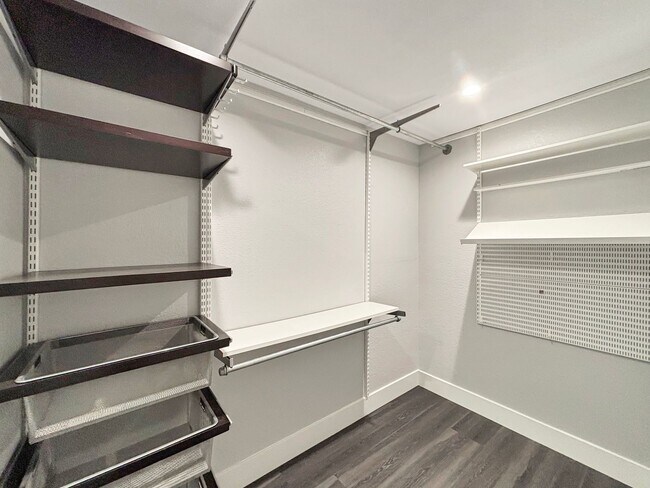 Building Photo - Stunning 2BD/2BA Condo in Bankers Hill W/ ...