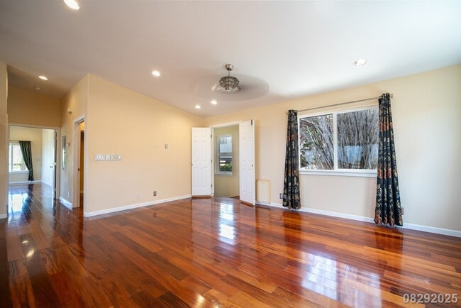 Building Photo - 3 Bedroom 3 Bathroom pet negotiable SFH in...