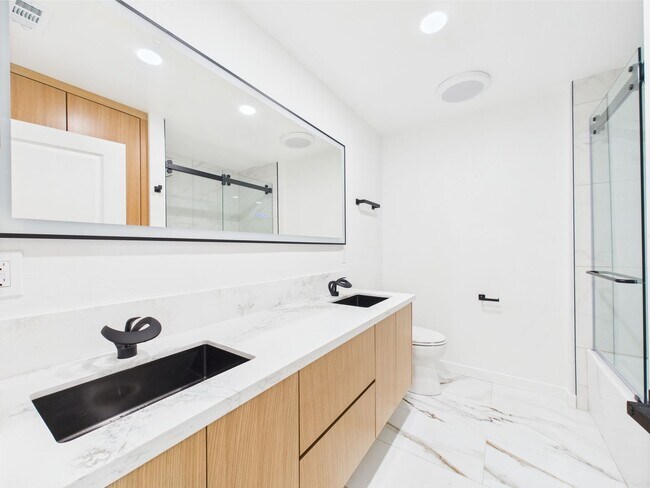 Building Photo - Modern Luxury 3x2 home in the Heart of Vista