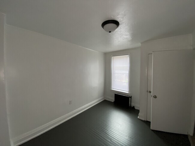 Building Photo - 903 W Poplar St