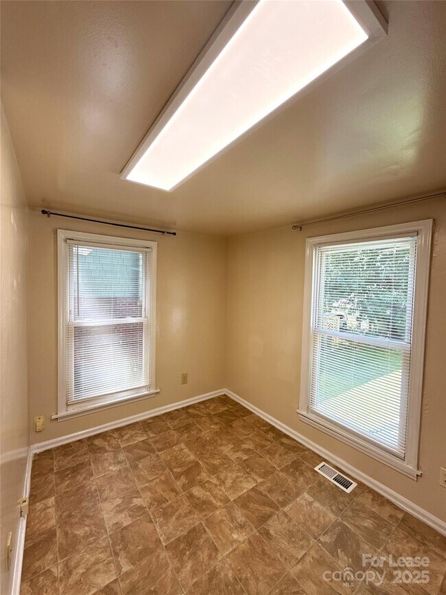 Building Photo - 1433 Pecan Ave