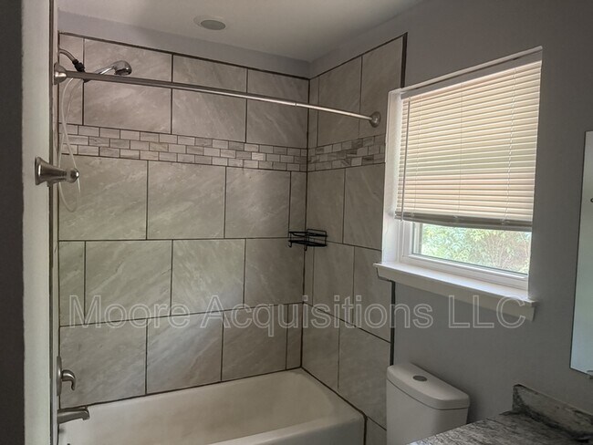 Building Photo - 3601 Oakwood Dr