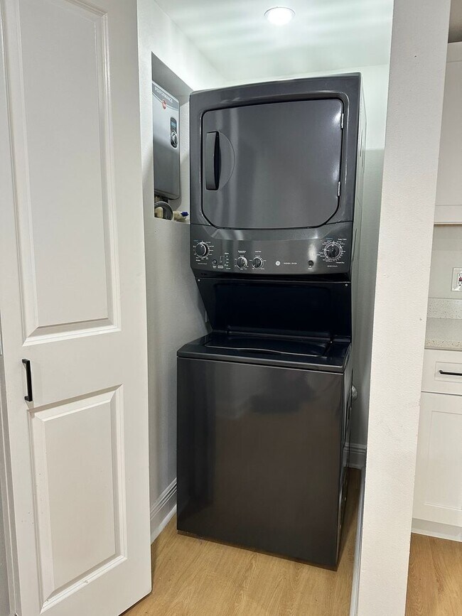 Building Photo - Modern 2-Bedroom Duplex w/ BRAND NEW Washer & Dryer – Quiet, Safe Area in Seminole Heights