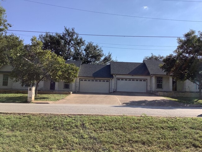 Building Photo - 409 S Rhomberg St