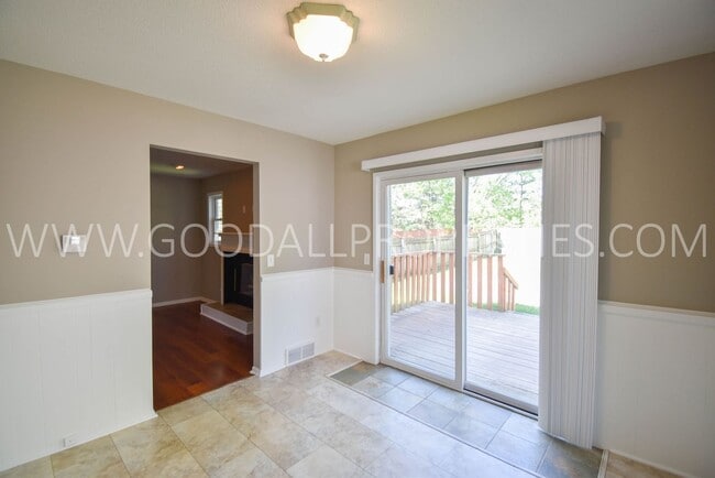 Building Photo - 3 Bed 2.5 bath Home with a fully fenced yard in West Des Moines with a 2-Car attached garage