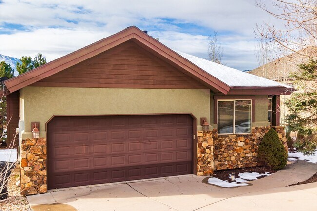 Building Photo - Freshly Renovated Deer Mountain Home for Rent NOW!