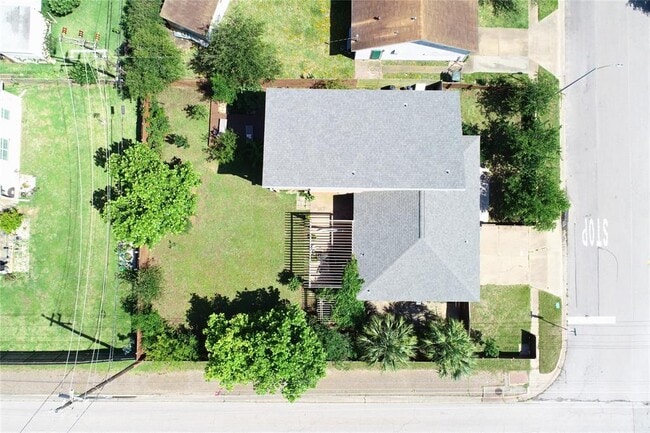 Building Photo - 2402 Pine St