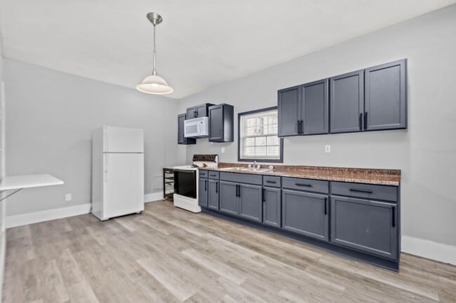 Building Photo - Stunning 3 bedroom home in McKees Rocks av...