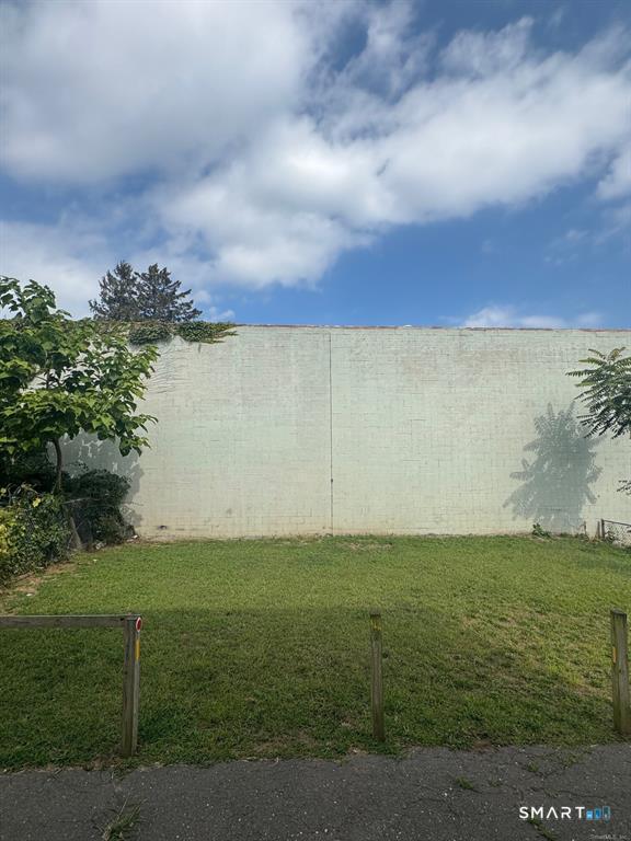 Building Photo - 142 Cowles St