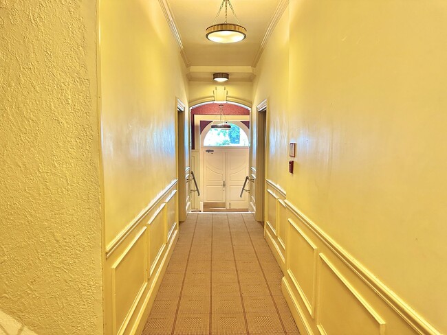 Building Photo - Historic Georgetown Sunny 2 Bedroom 1.5 Ba...