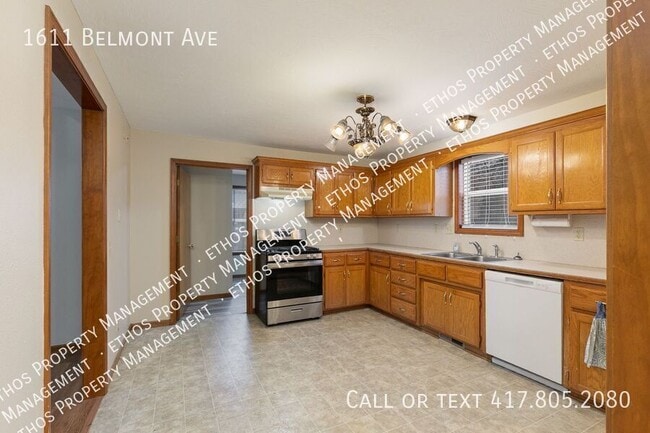 Building Photo - 1611 W Belmont St