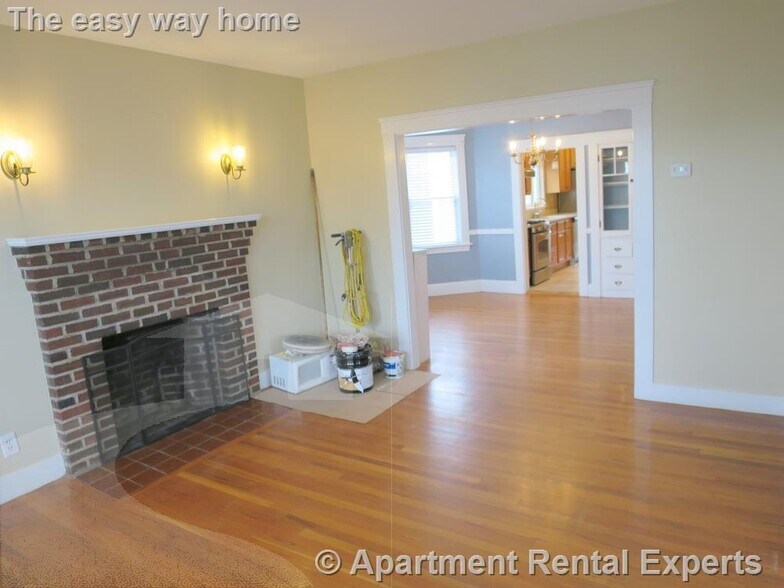Building Photo - 1098 Fellsway