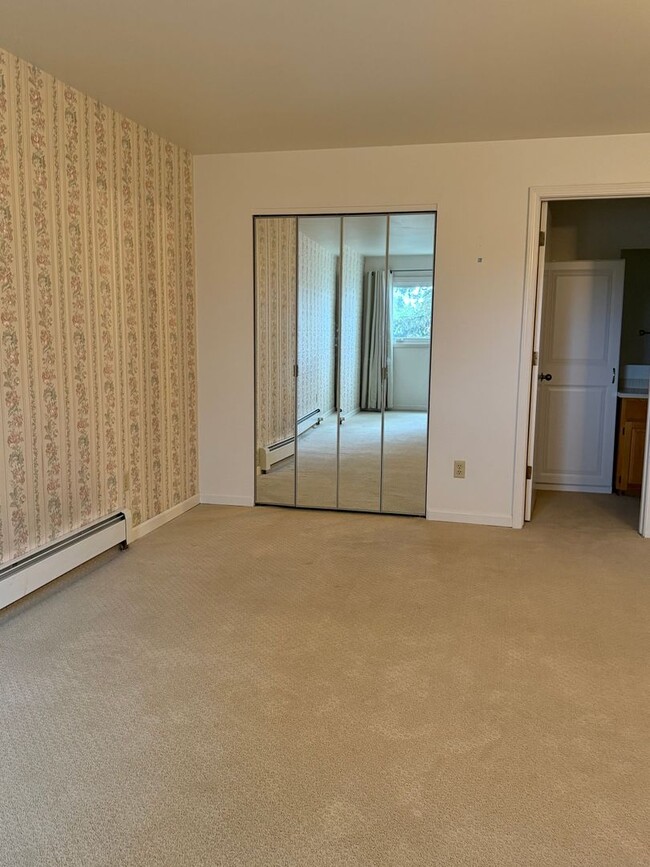 Building Photo - Desirable Park Place Condo -2 bedroom 1.5 ...