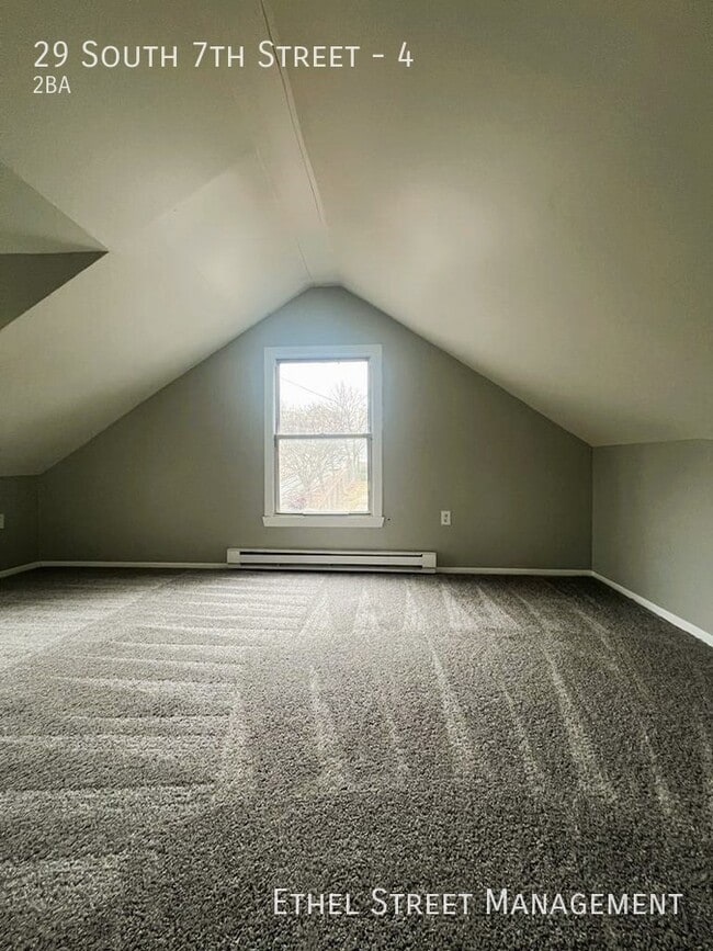 Building Photo - Newly-Updated 2 Bedroom Apartment