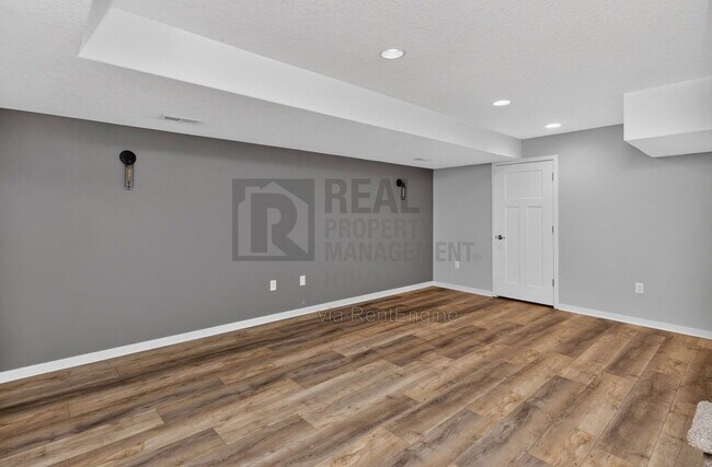 Building Photo - 1651 SW Arlan Dr