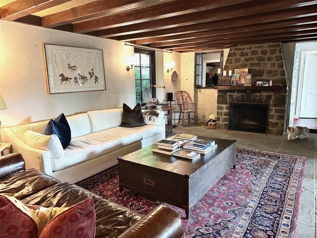 Building Photo - 14 Quicks Ln