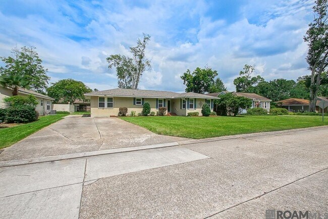 Building Photo - Mid-City Luxury Rental – 4 Bed / 3 Bath