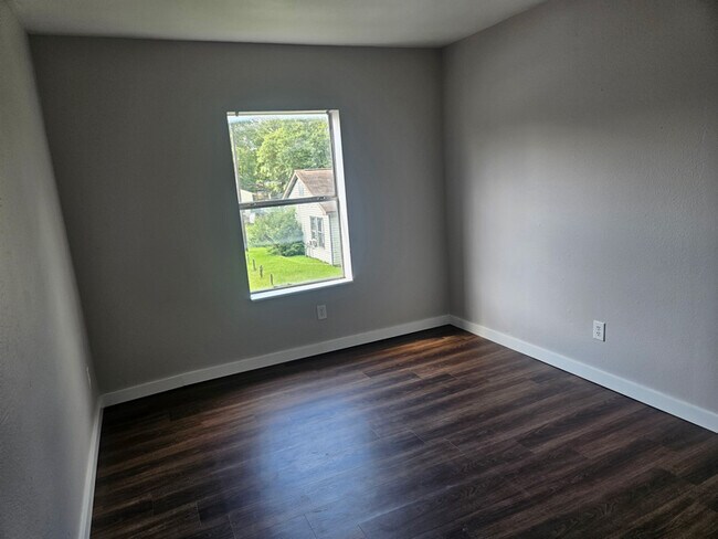 Building Photo - 802 Abney Ave