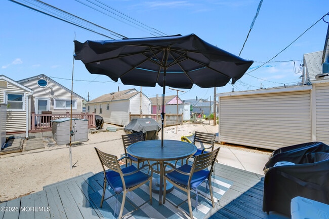 Building Photo - 28 11th Ln