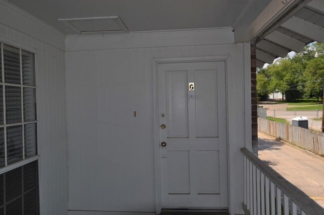 Building Photo - Gated Community!  2 bedroom, 2 bath Condo is excellent location off Jefferson Hwy