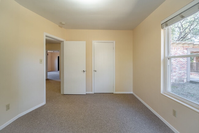 Building Photo - 2818 Lakeshore Dr