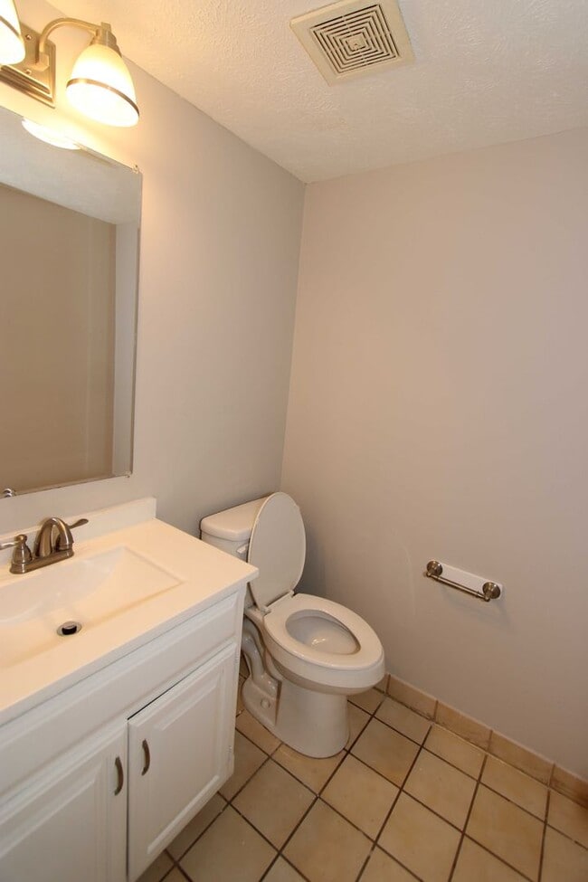 Building Photo - 2 Bed 1.5 Bath Condo