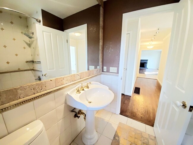 Building Photo - Hillsborough home with Bay views