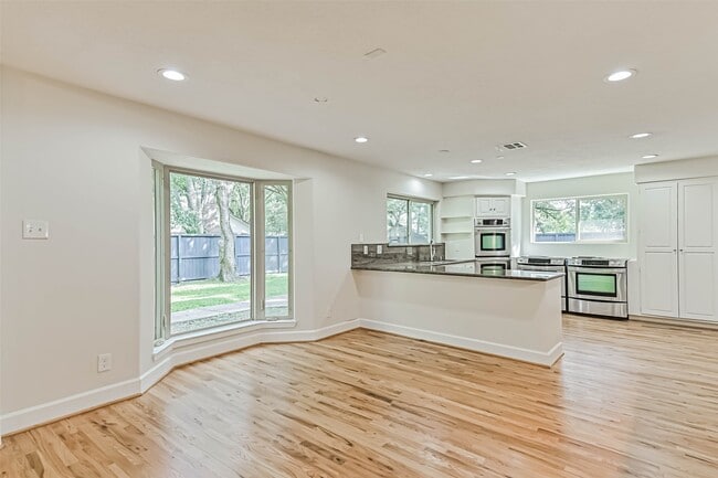 Building Photo - 1207 Thomas Dr