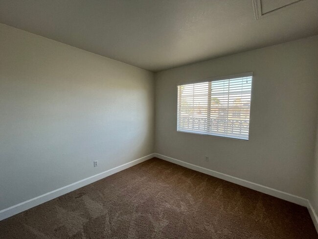 Building Photo - 3 bedroom and 2.5 bath in prime Henderson !! 89074 - Nearby School!