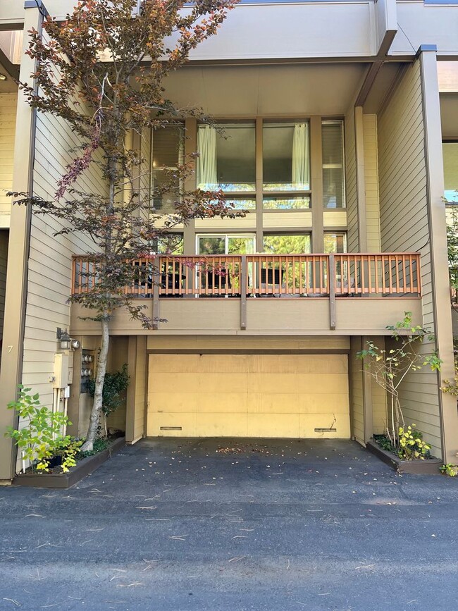 Building Photo - 3 Bedroom Condo - Garage! Walk to Burnt Ce...