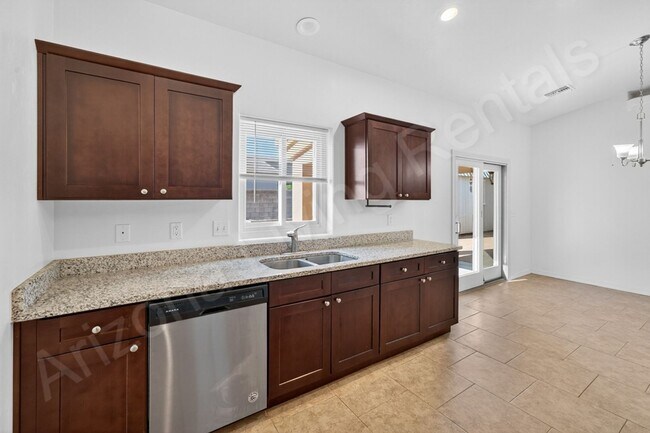 Building Photo - DESIRABLE LOCATION WITH RV PARKING