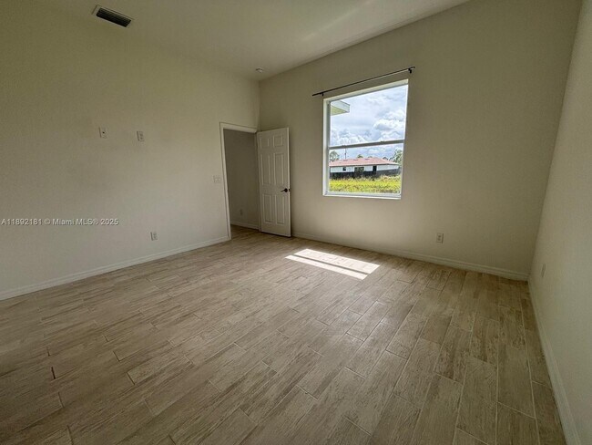 Building Photo - 1018 Maddock St E