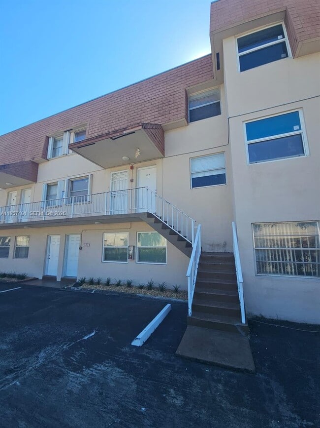 Building Photo - 1560 W 46th St