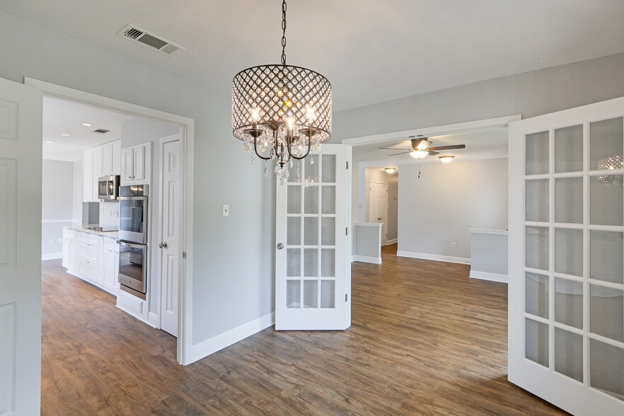 Dining Room - 811 N Lake Verret Ct
