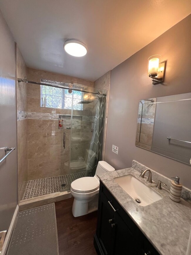 Building Photo - House  3 bedrooms, 1 baths,