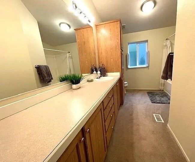 Building Photo - PENDING 3 Bdrm, 2 Bath Furnished Home in O...