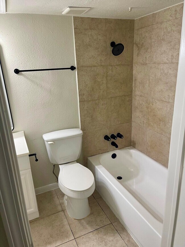 Building Photo - 8229 Kingsbrook Rd