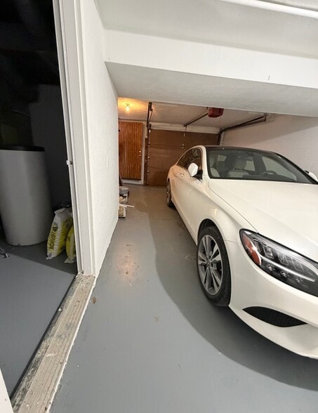 Garage with laundry hookups - 624 Portage Lakes Dr