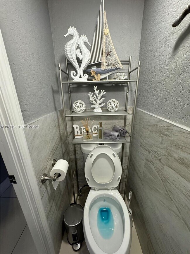 Building Photo - 3870 W 8th Ln