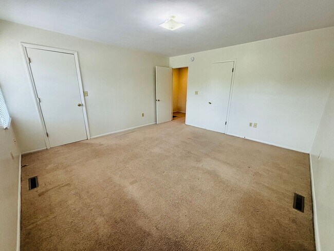 Building Photo - 2 Bedroom, 1.5 Bath Townhouse