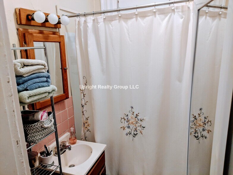 Building Photo - 64 Woodstock Ave