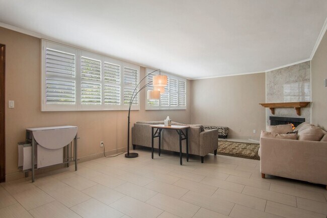 Building Photo - Renovated three-bedroom, three-bath 2-stor...