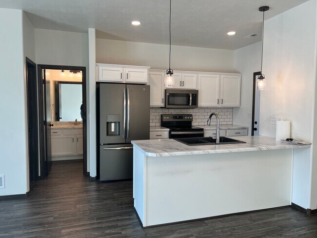 Building Photo - Leubecher Townhome