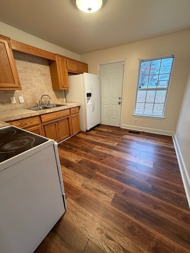 Building Photo - $1300 Move In Special