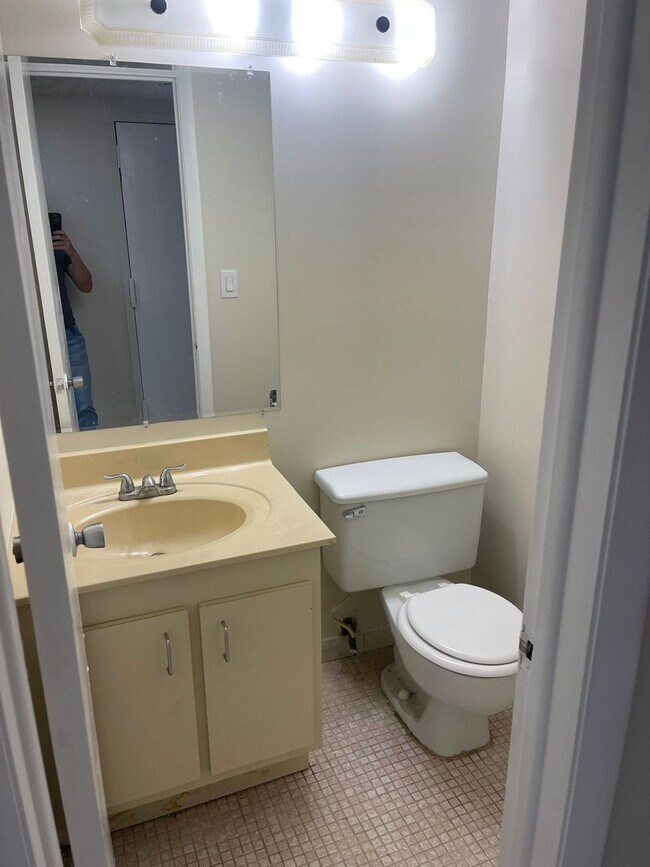 Building Photo - 1Bed/1.5 Bath