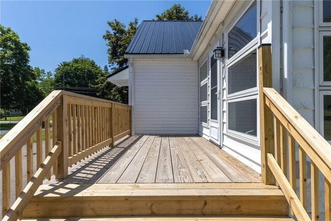 Building Photo - 578 Victory Hwy