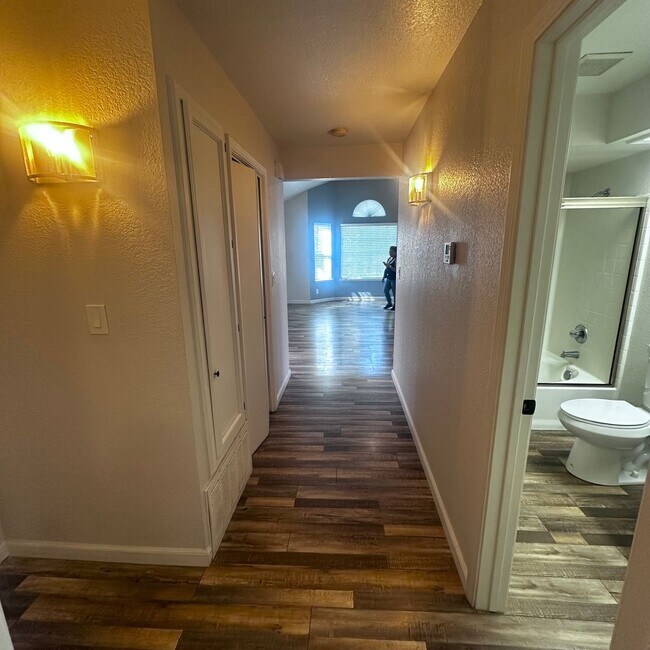 Building Photo - Must See!! Gorgeous 2 Bedroom, 2 Bathroom ...