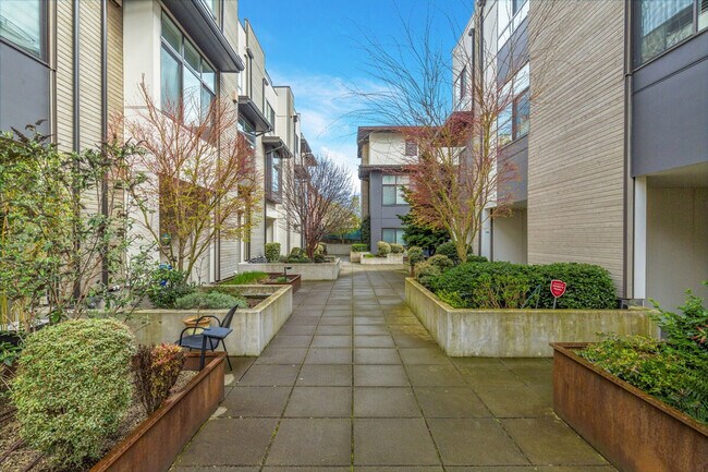 Building Photo - 722 3rd Ave N