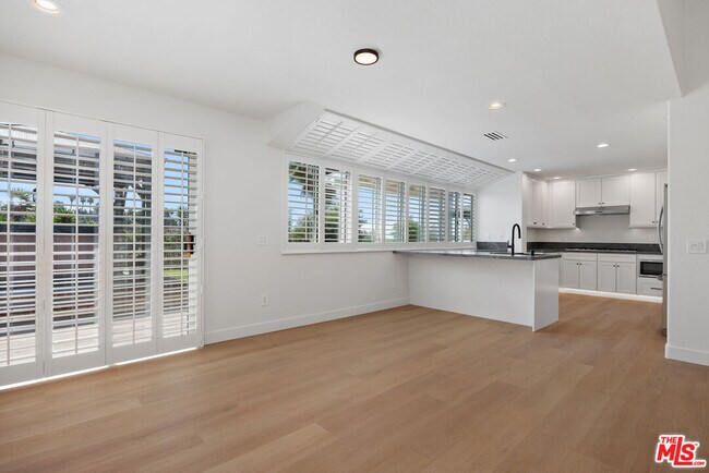 Building Photo - 655 Calle Ladera
